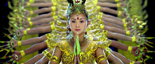 Imagen fija de un paisaje majestuoso del documental Samsara, que evoca la impermanencia y el ciclo de la vida y la muerte