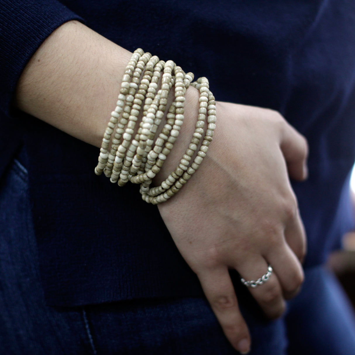 Pulseira de Bracelete com Contas Fecho em Madeira Cores Sortidas