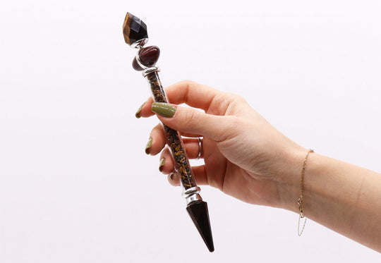 Une baguette en cristal Shiva Lingam polie, provenant du fleuve Narmada, à tenir pour méditer et s’ancrer