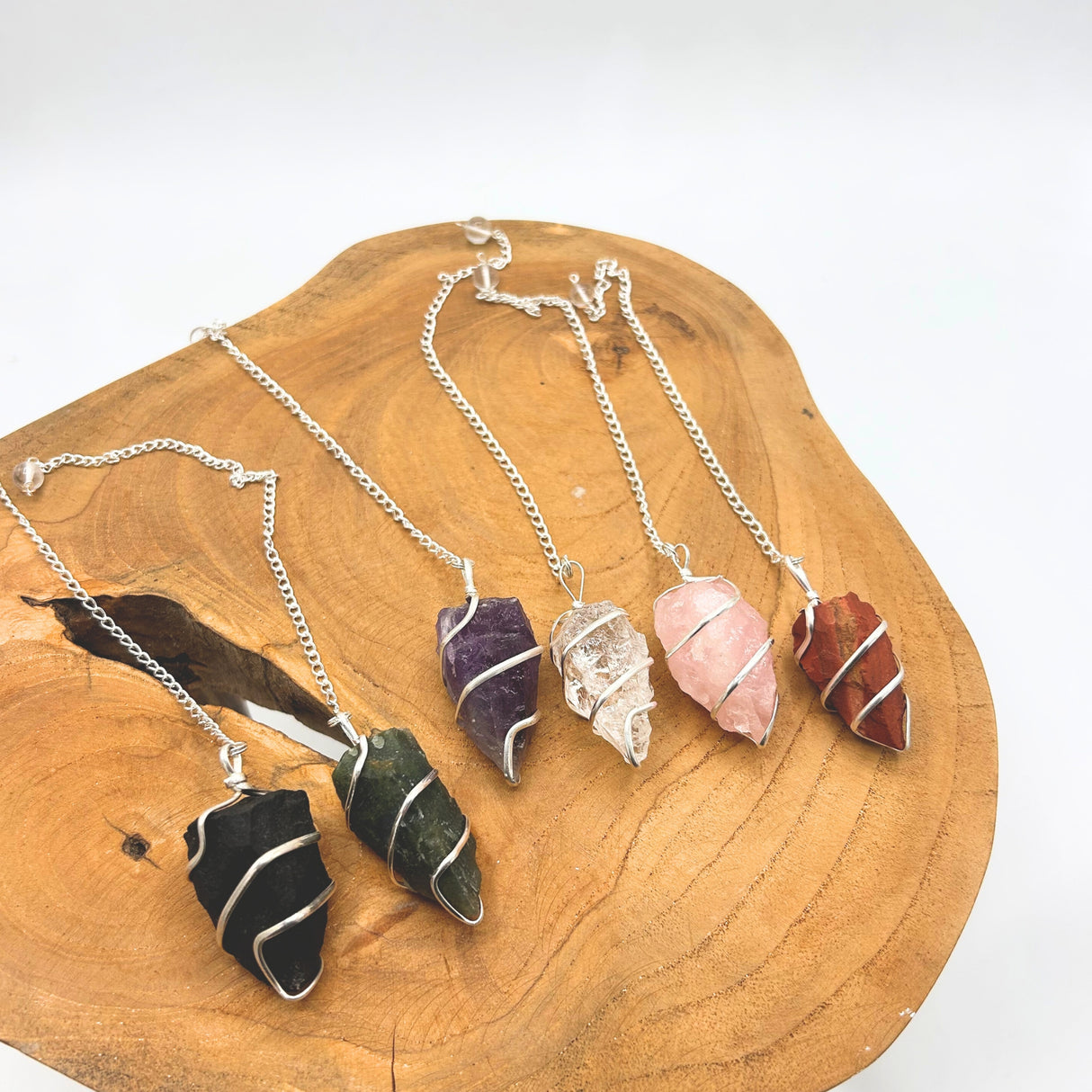Маятник от червен яспис, необработен кристал