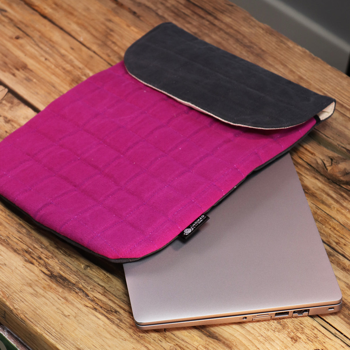 Prešívané polstrované puzdro na laptop – fuchsiová a uhlíková