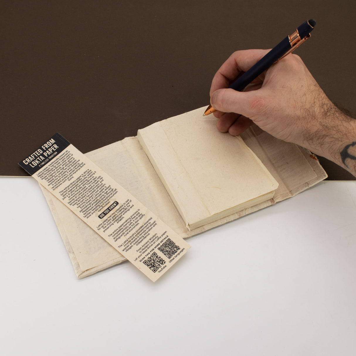 Carnet handmade din hârtie Lokta cu flori presate și creion, 12×8cm
