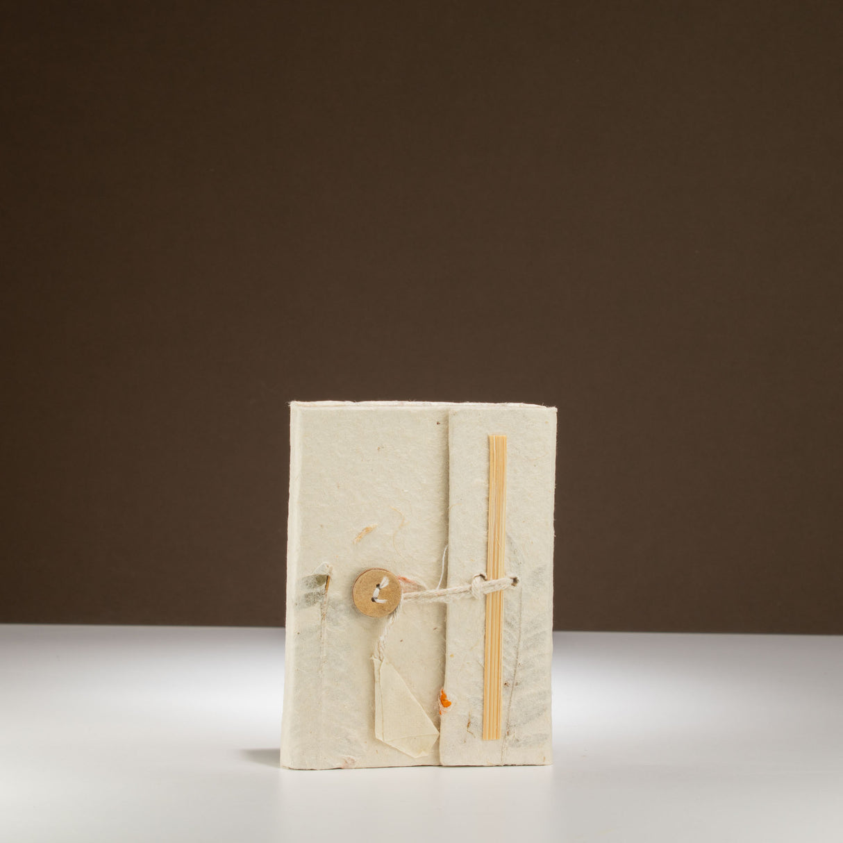 Carnet handmade din hârtie Lokta cu flori presate și creion, 12×8cm