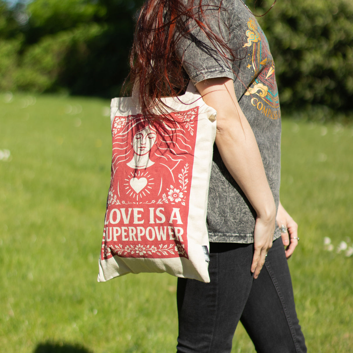 Nomad Sari Iconic Toni Tote Bag – Láska je super síla – Přírodní 10oz