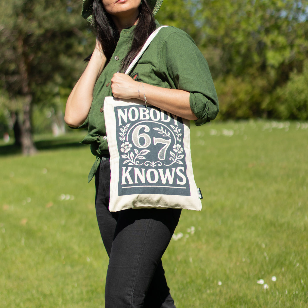 Nomad Sari Iconic Toni Tote Bag – Nobody Knows 67 – Natur 10oz