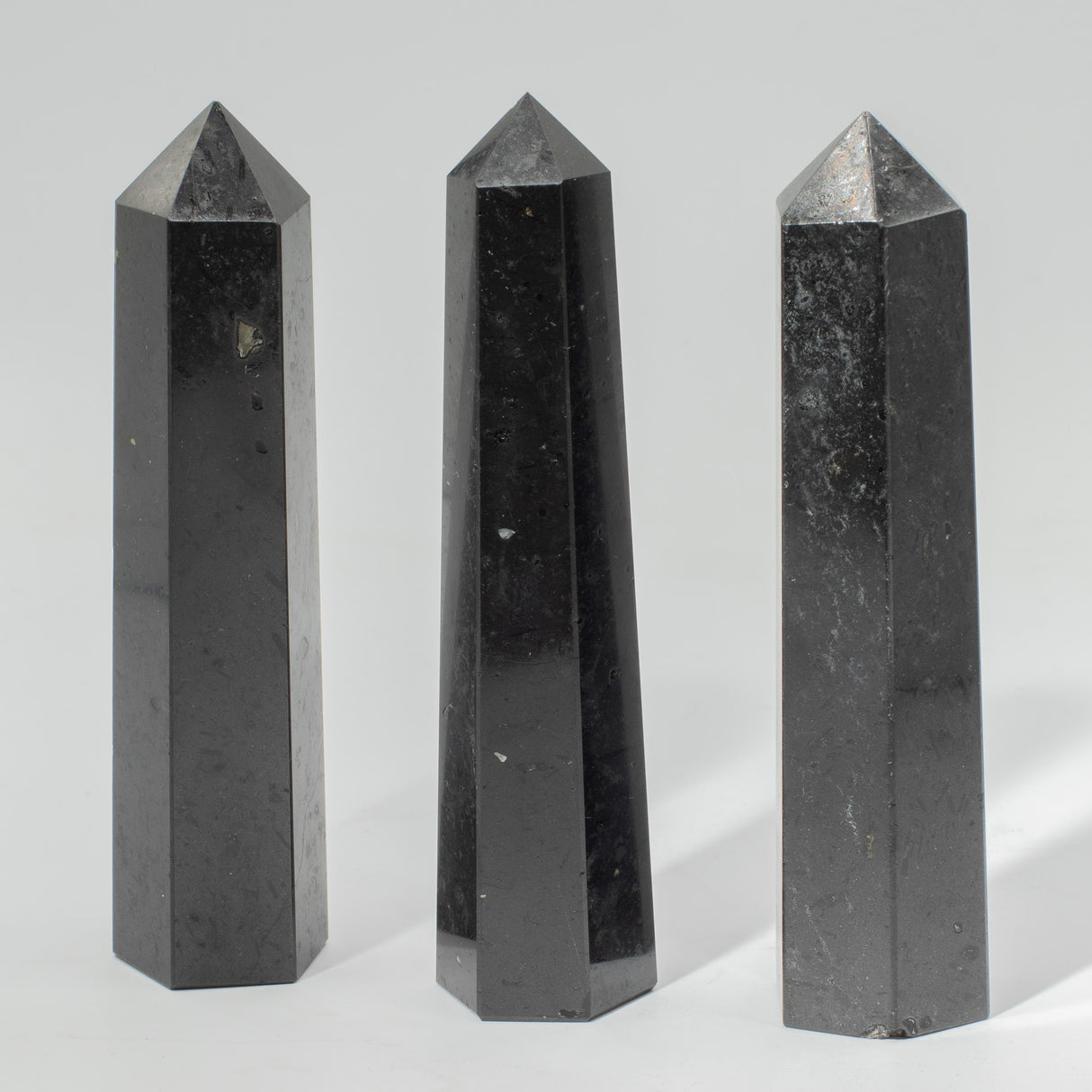 Obélisque à six faces en pierre précieuse, environ 17 cm - Tourmaline noire