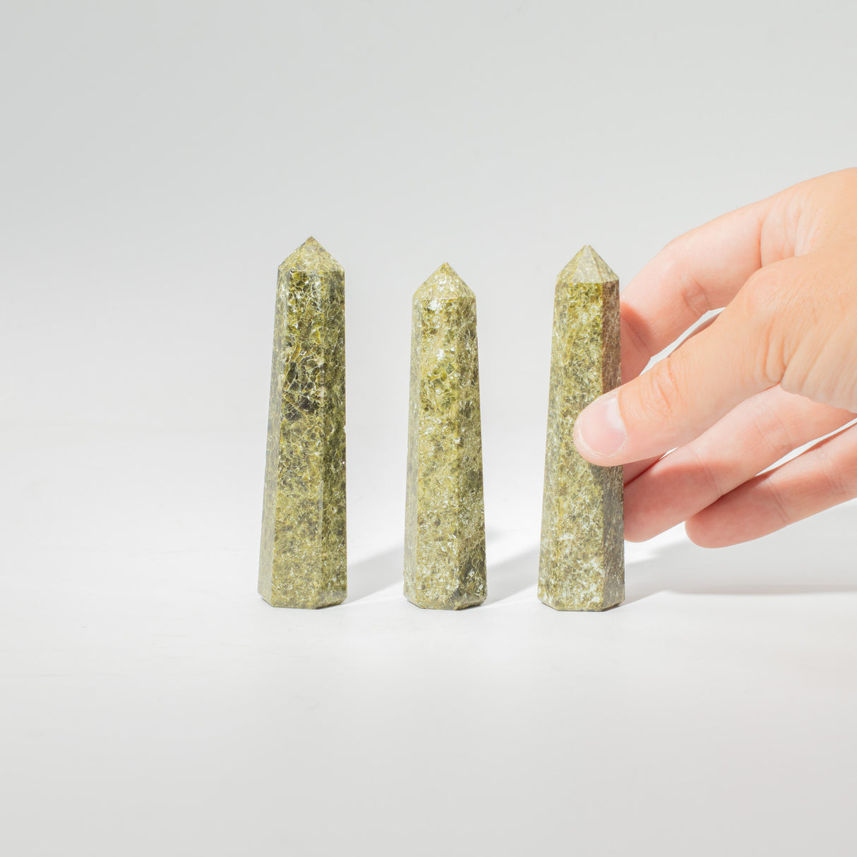 Šestihranný obelisk z drahokamu, přibližně 11 cm – epidot