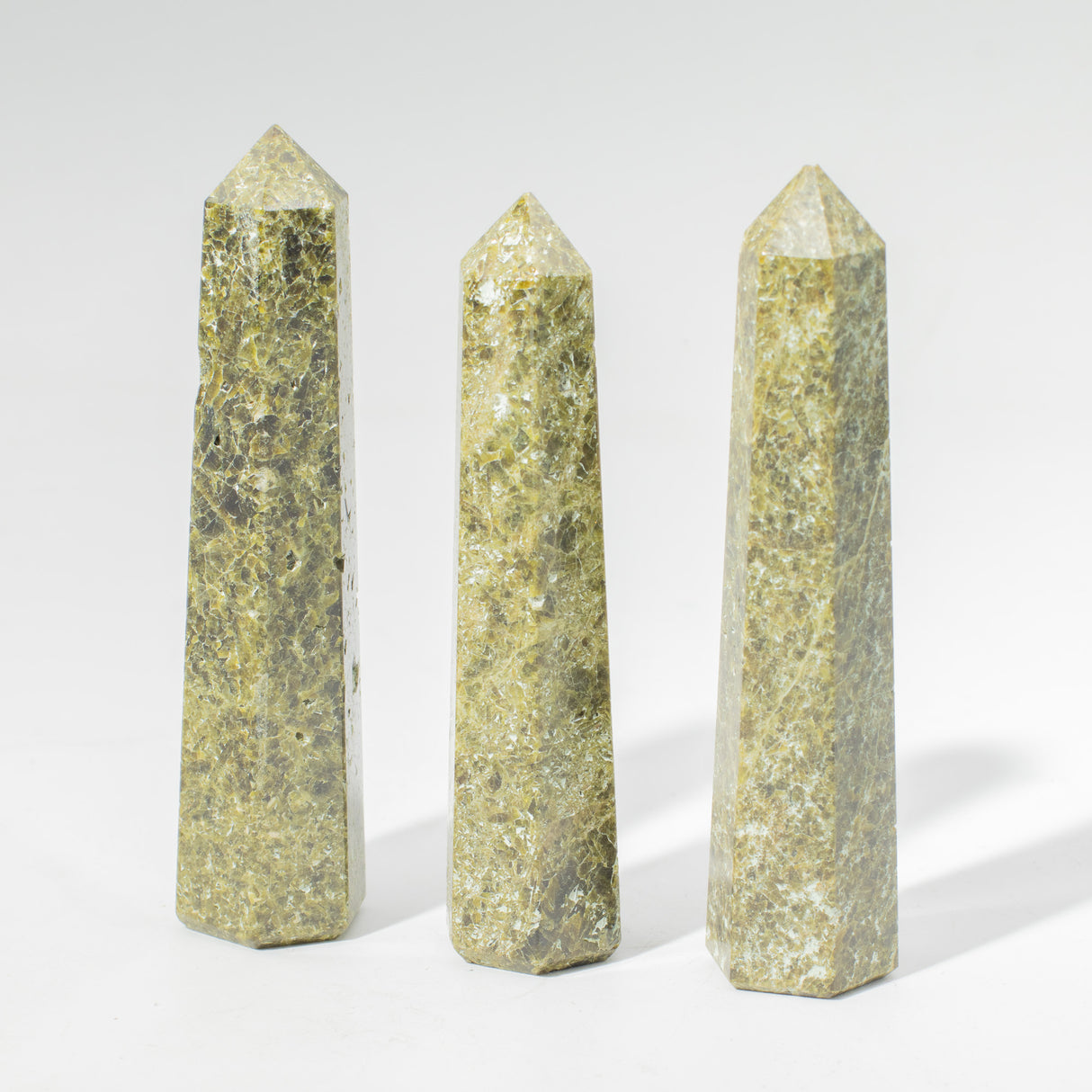 Šestihranný obelisk z drahokamu, přibližně 11 cm – epidot