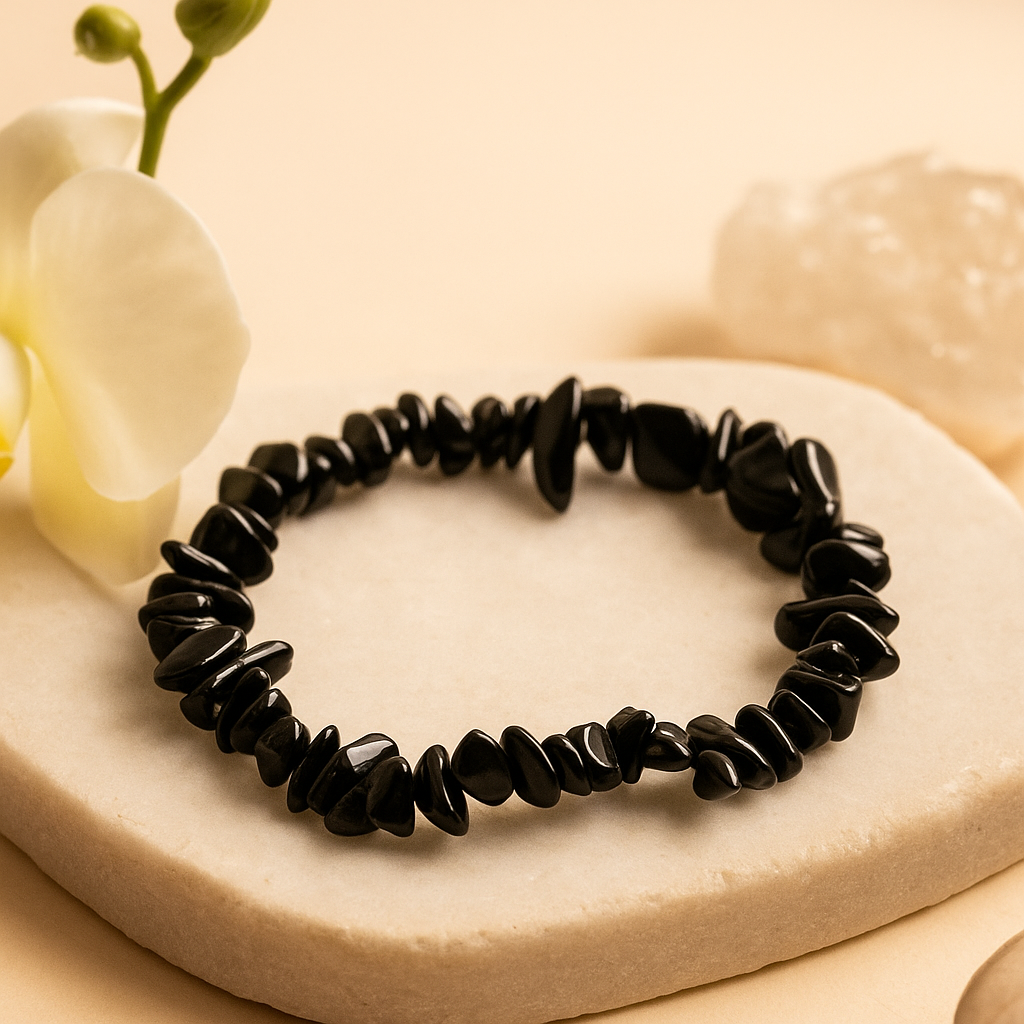 Czarna bransoletka z agatu na gumce z kamieniami chipsowymi