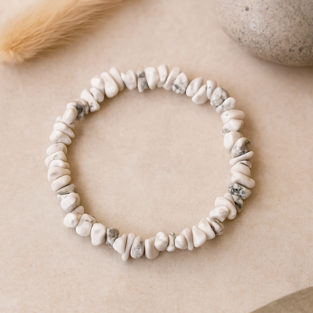 Гривна с еластична нишка от чипс бял яспис камък