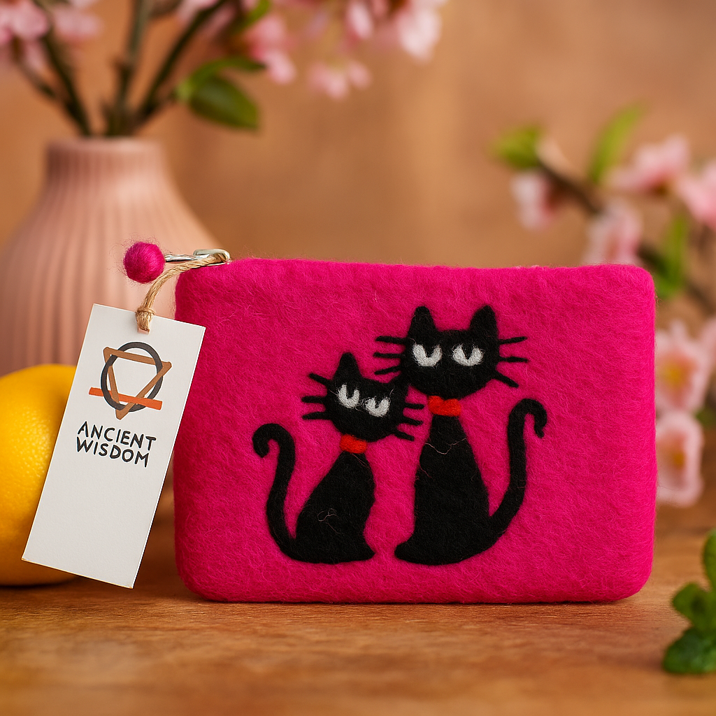 Handgemachte Reißverschlusstasche aus Naturfilz mit zwei schwarzen Katzen – rosa Hintergrund, hergestellt in Nepal von Ancient Wisdom