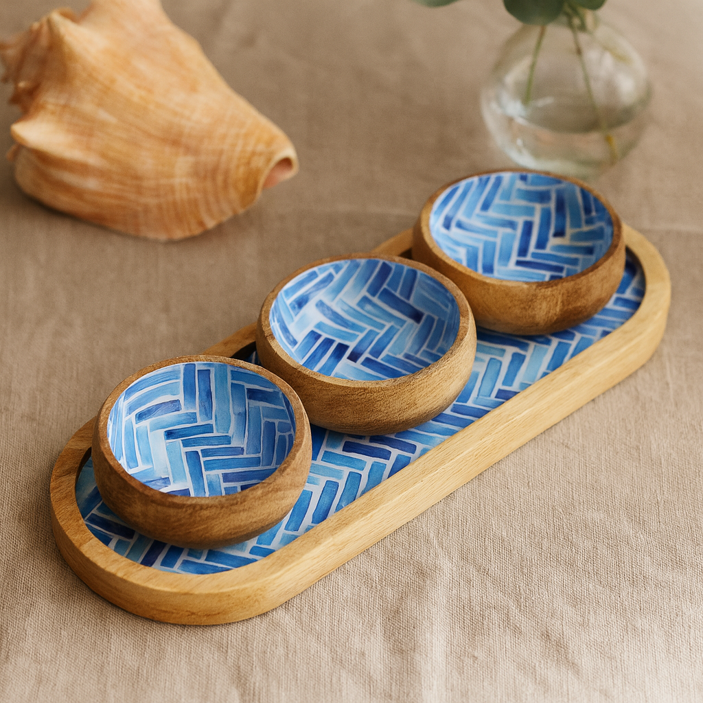 Elegantes Tablett-Set aus Mangoholz mit 3 blau gestreiften Keramikschalen – perfekt zum Servieren von Snacks und Gewürzen