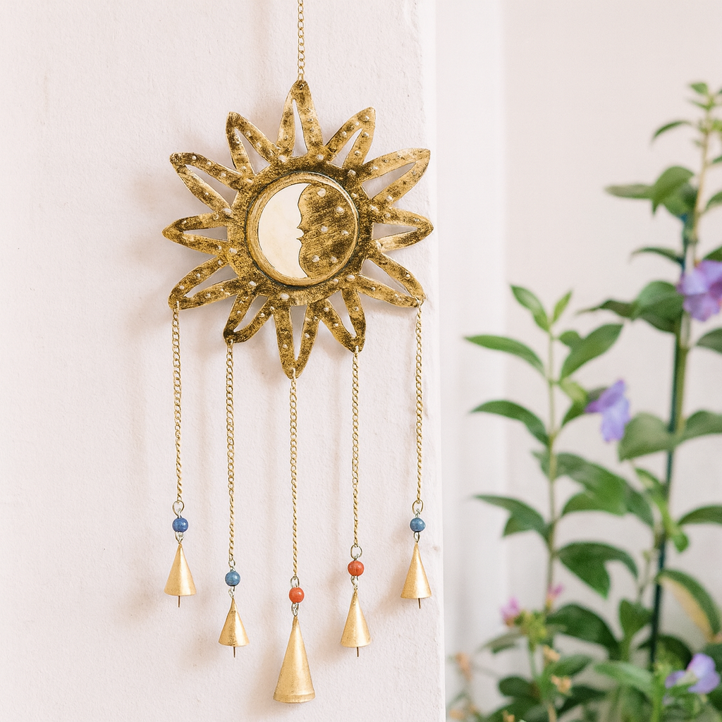 Handgefertigtes Windspiel „Sonne und Mond“ mit Spiegelakzent und 5 Messingglocken – böhmische Wohndekoration aus Indien
