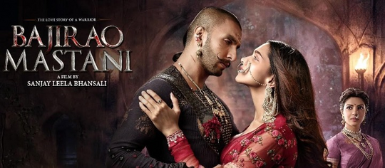 Ilustrovaný filmový záber z filmu Bajirao Mastani s honosnou palácovou scénou z obdobia Maráthskej ríše a sekvenciou klasického tanca v kostýme zdobenom šperkami