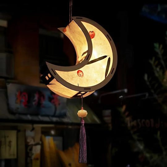 Et par bløde, røde papirlanterner på hver side af en seng, arrangeret symmetrisk efter feng shui-traditionen
