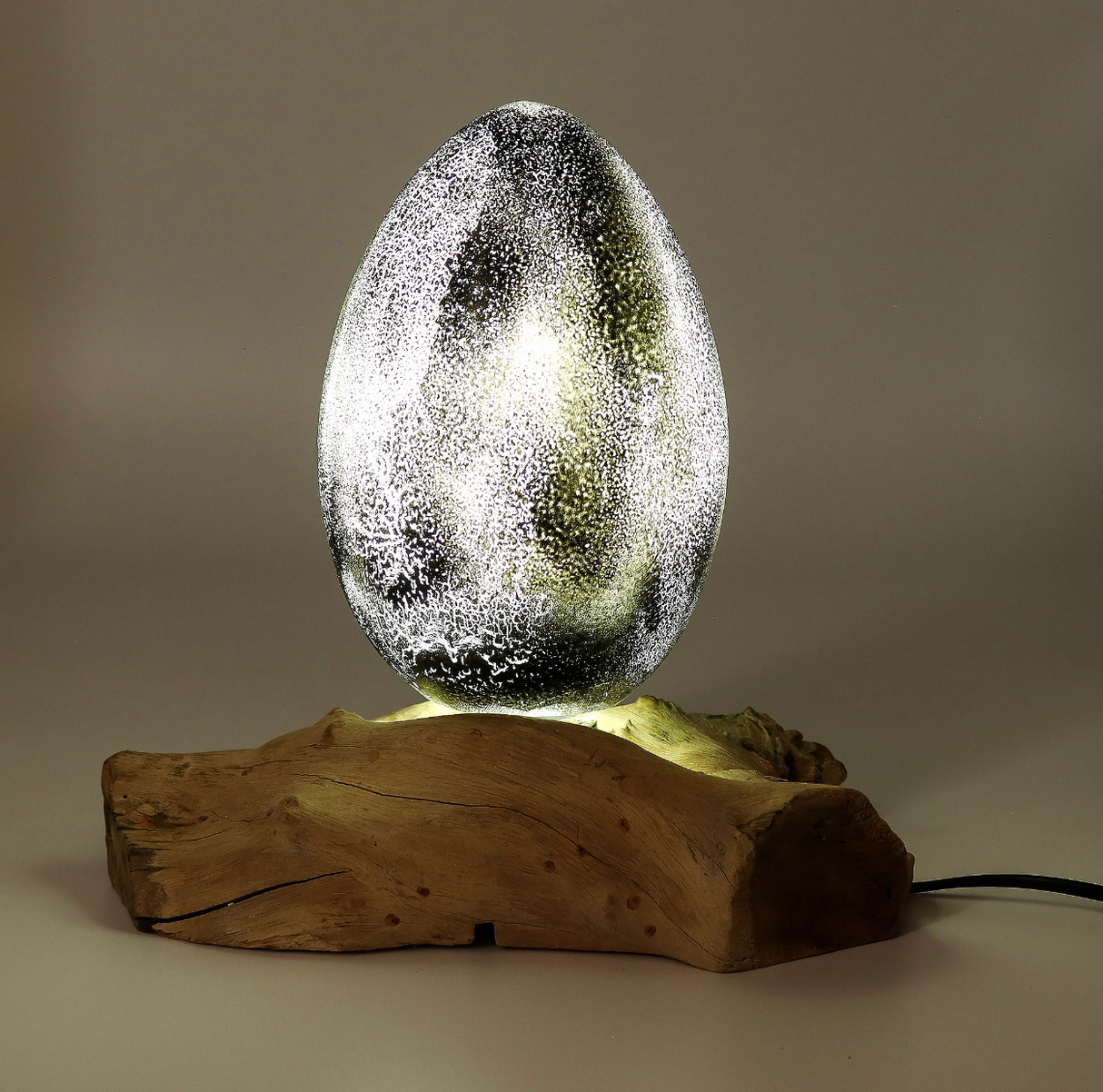 Настольная лампа DriftGlow с абажуром в виде трескающегося лавового яйца – серый