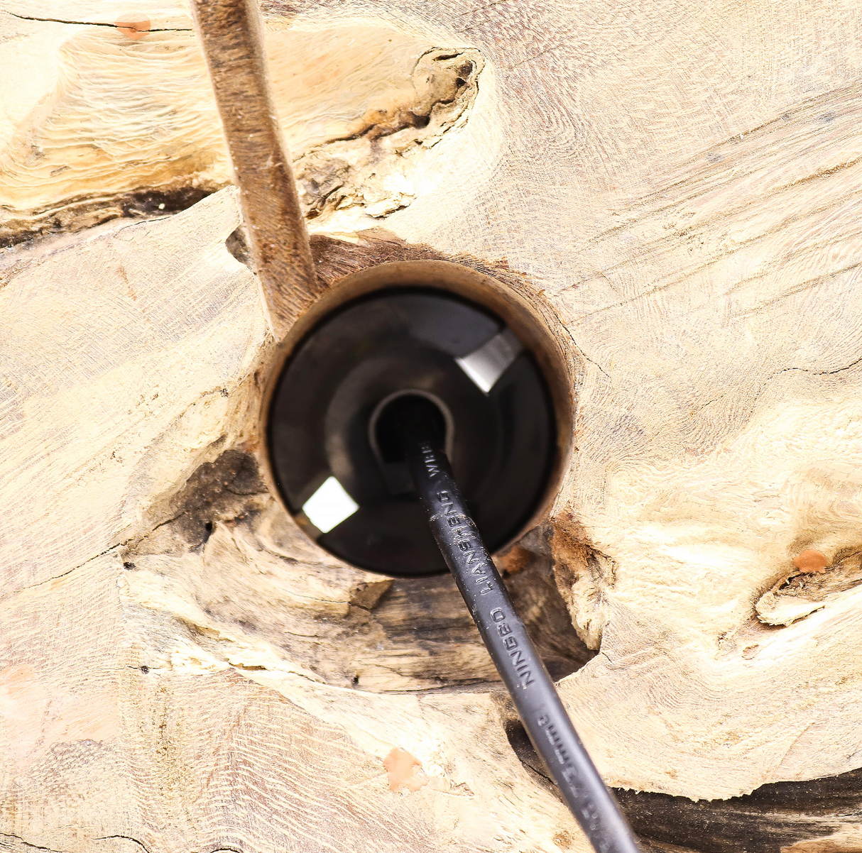 Настольная лампа DriftGlow с абажуром в виде трескающегося лавового яйца – серый