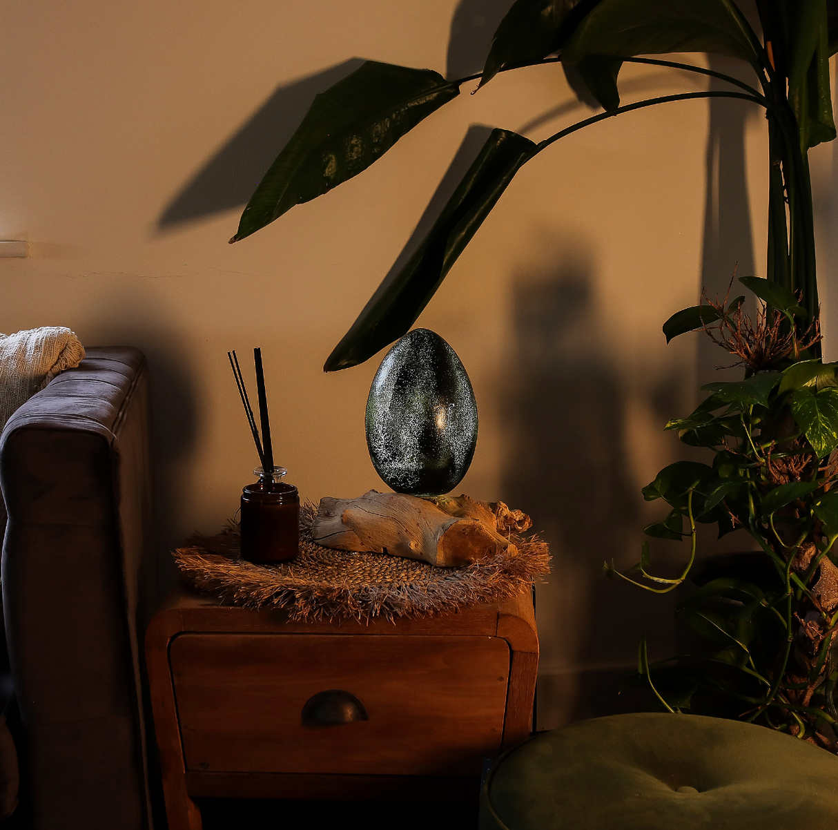 Настольная лампа DriftGlow с абажуром в виде трескающегося лавового яйца – серый