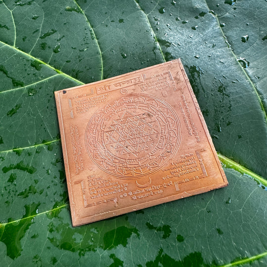 Sri Yantra-diagram med ni sammenflettede trekanter omkring en central bindu, den mest ærværdige hellige geometri i tantrisk tradition