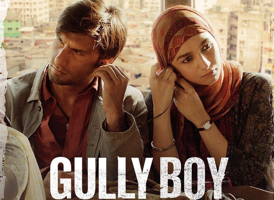 Ilustrovaný záber z filmu Gully Boy, mladý rapper vystupuje v uliciach Bombaja na tamojšej undergroundovej hip-hopovej scéne