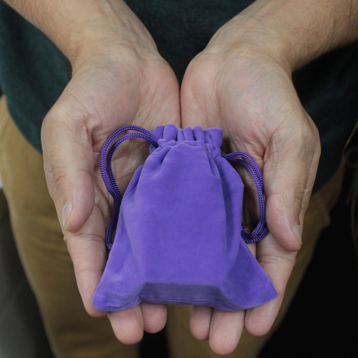 Sammetspåse med dragsko för smycken svart 10x12cm