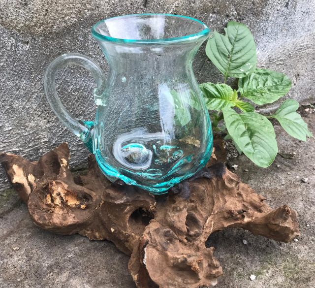 Jarra de agua de vidrio fundido sobre madera flotante de 0,6 l