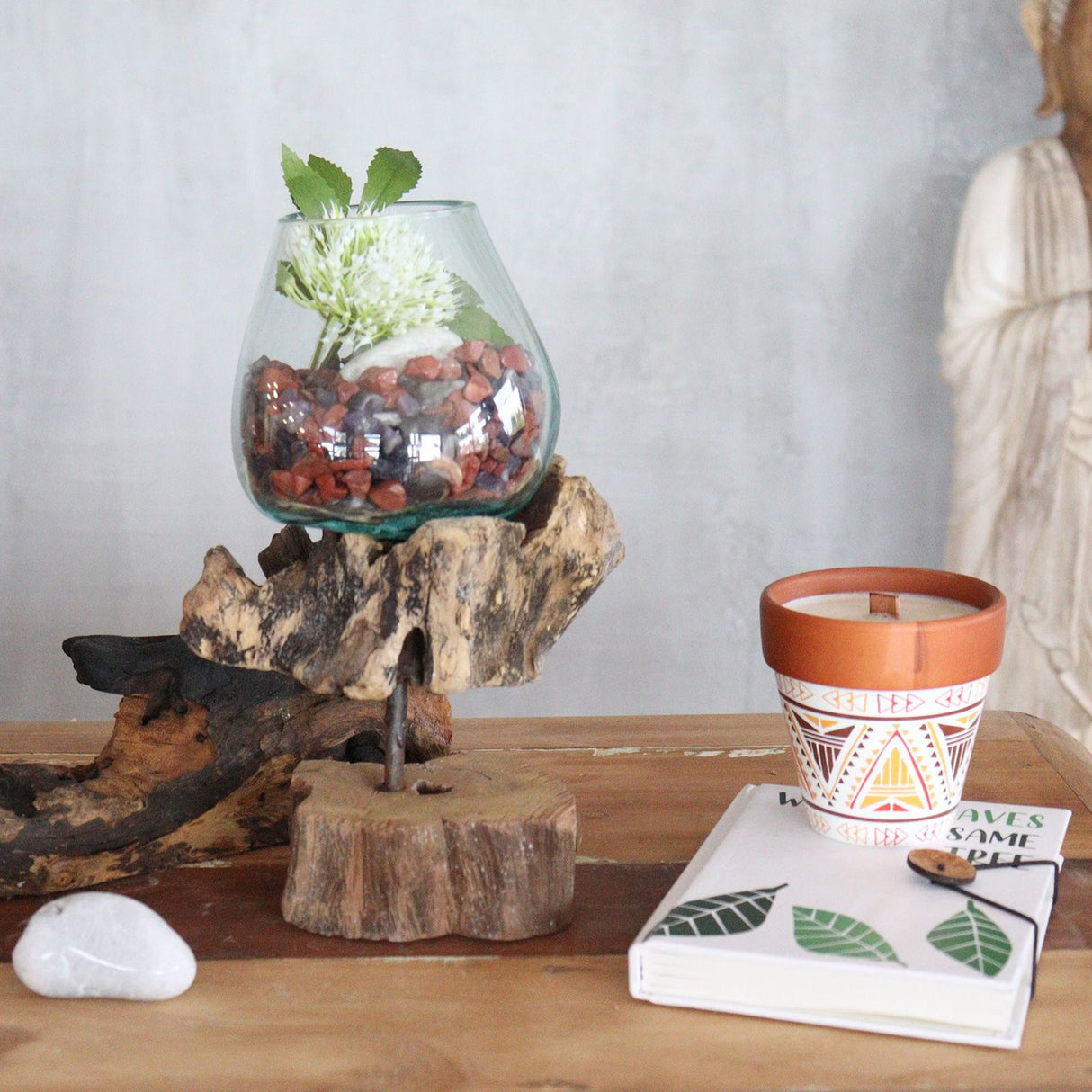 Ciotola di vetro fuso su base in legno di deriva media