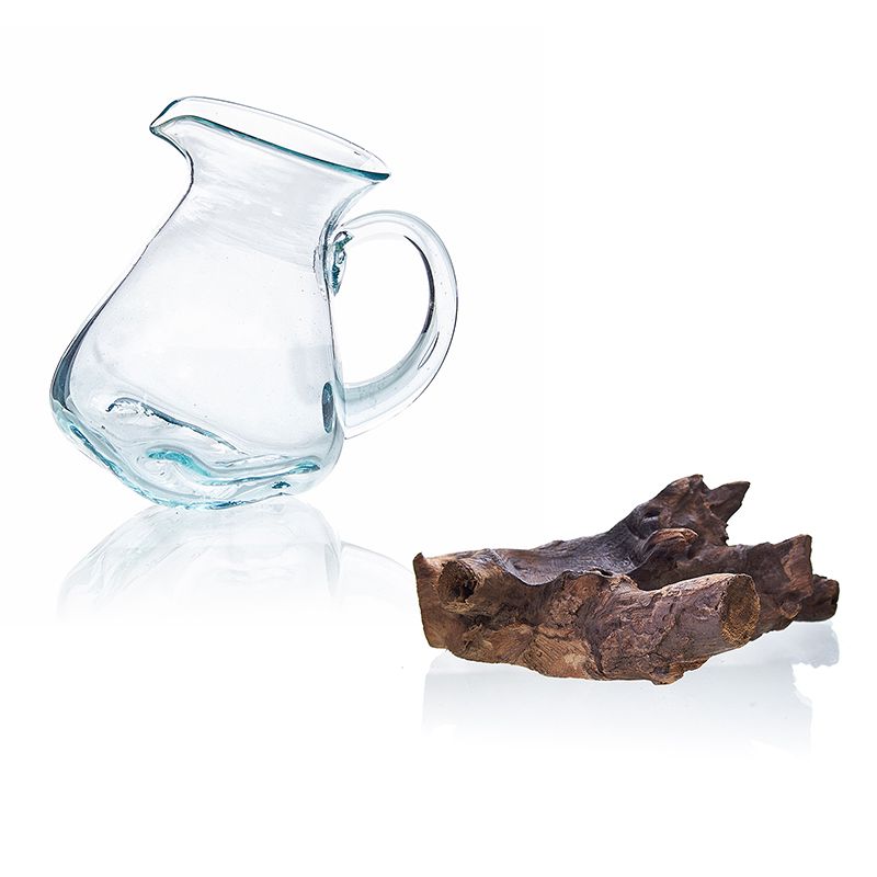 Jarra de agua de vidrio fundido sobre madera flotante de 0,6 l