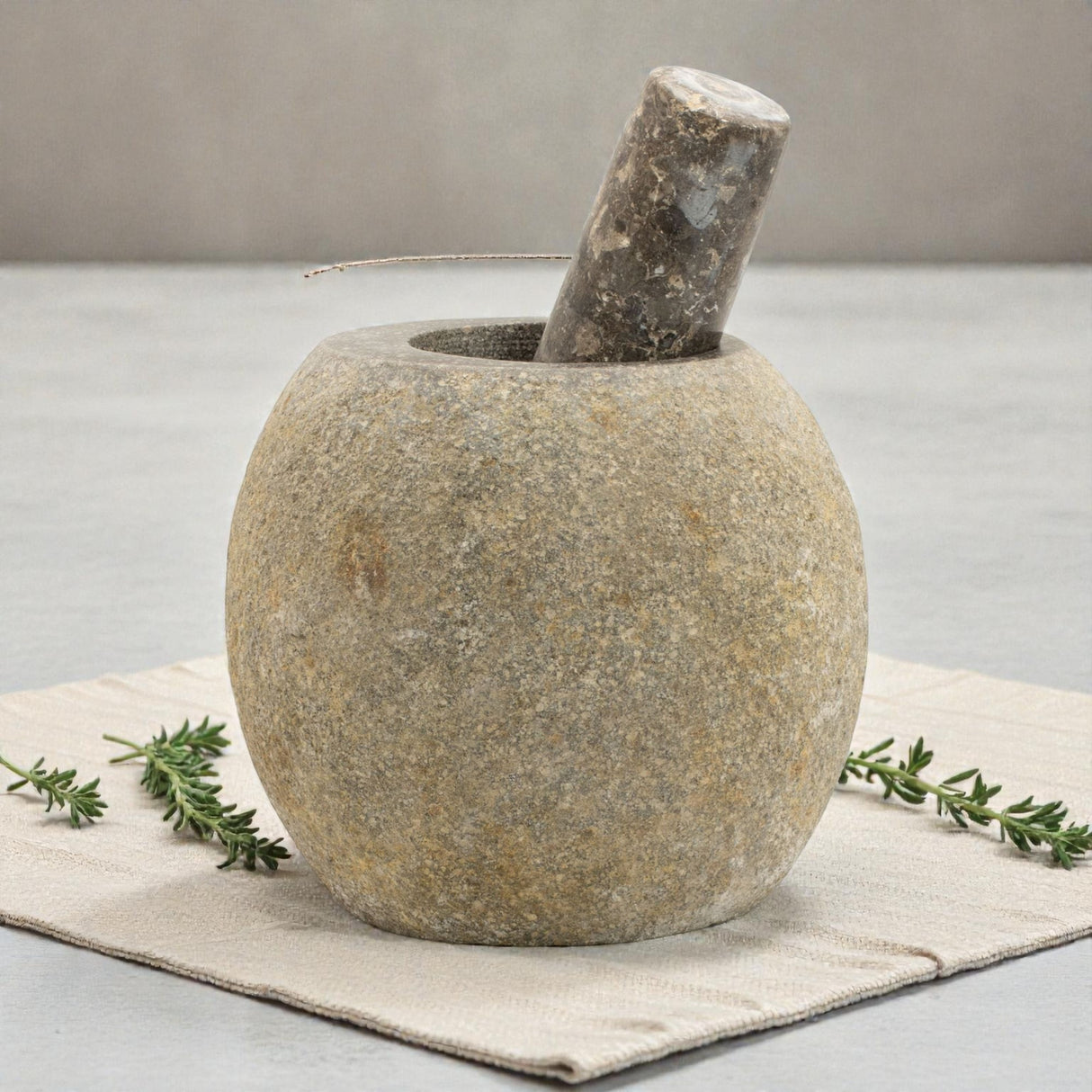 Натуральный декоративный пестик и ступка из речного камня — большой (примерно 15x12 см)