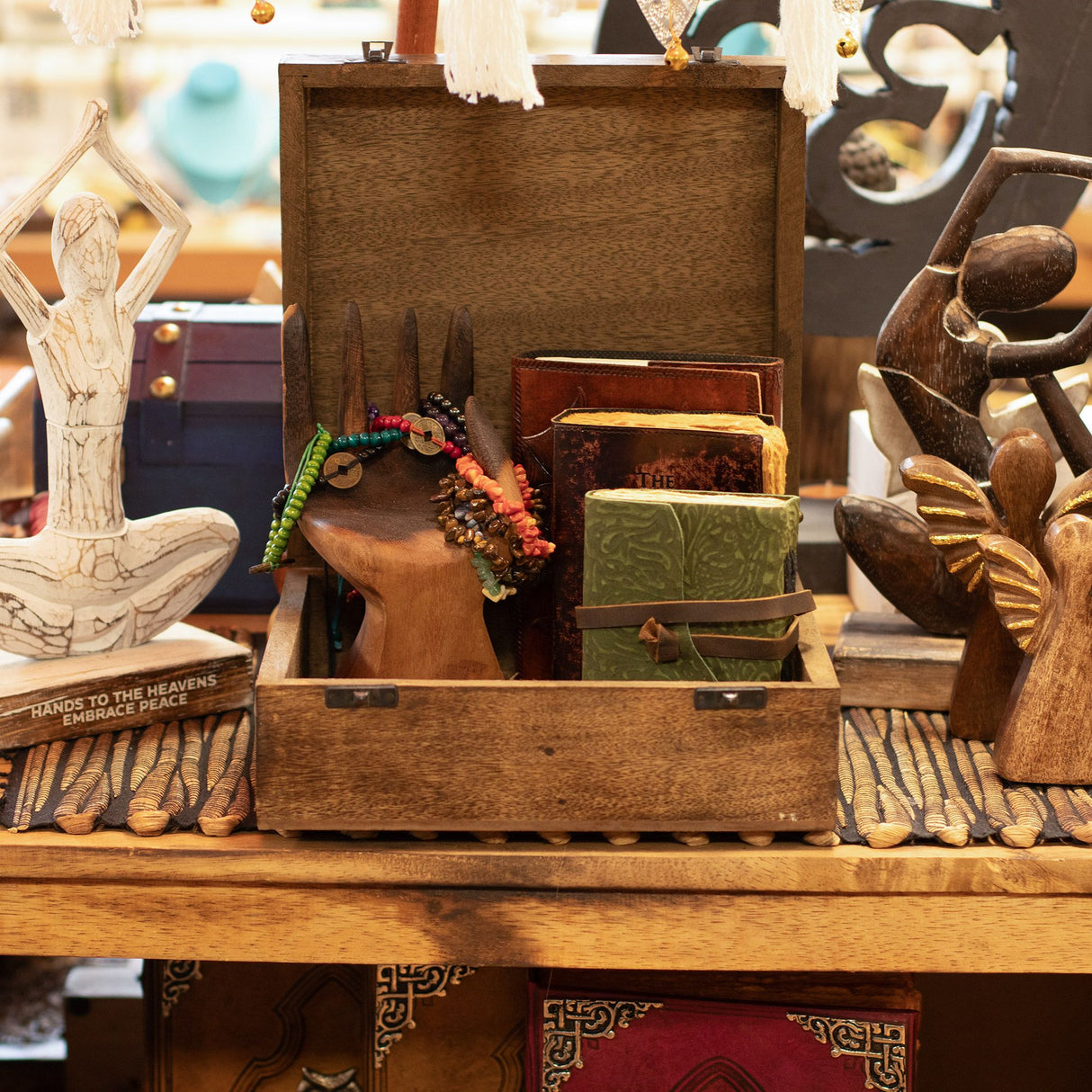 Очень большая коробка с манго – Богиня фаз Луны