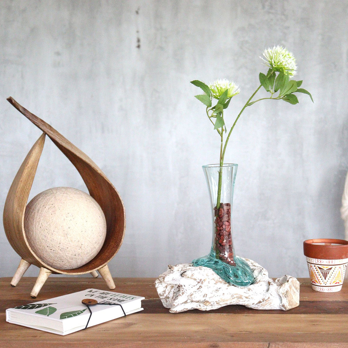 Vase en verre fondu sur bois blanchi, petit