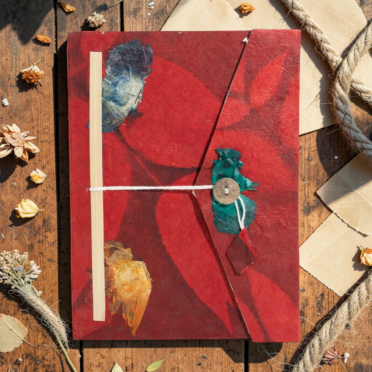 Lokta Tjock Blommig Anteckningsbok – Stor (21x15cm) – 45 Sidor – Inkluderar Bokmärke – Rubin