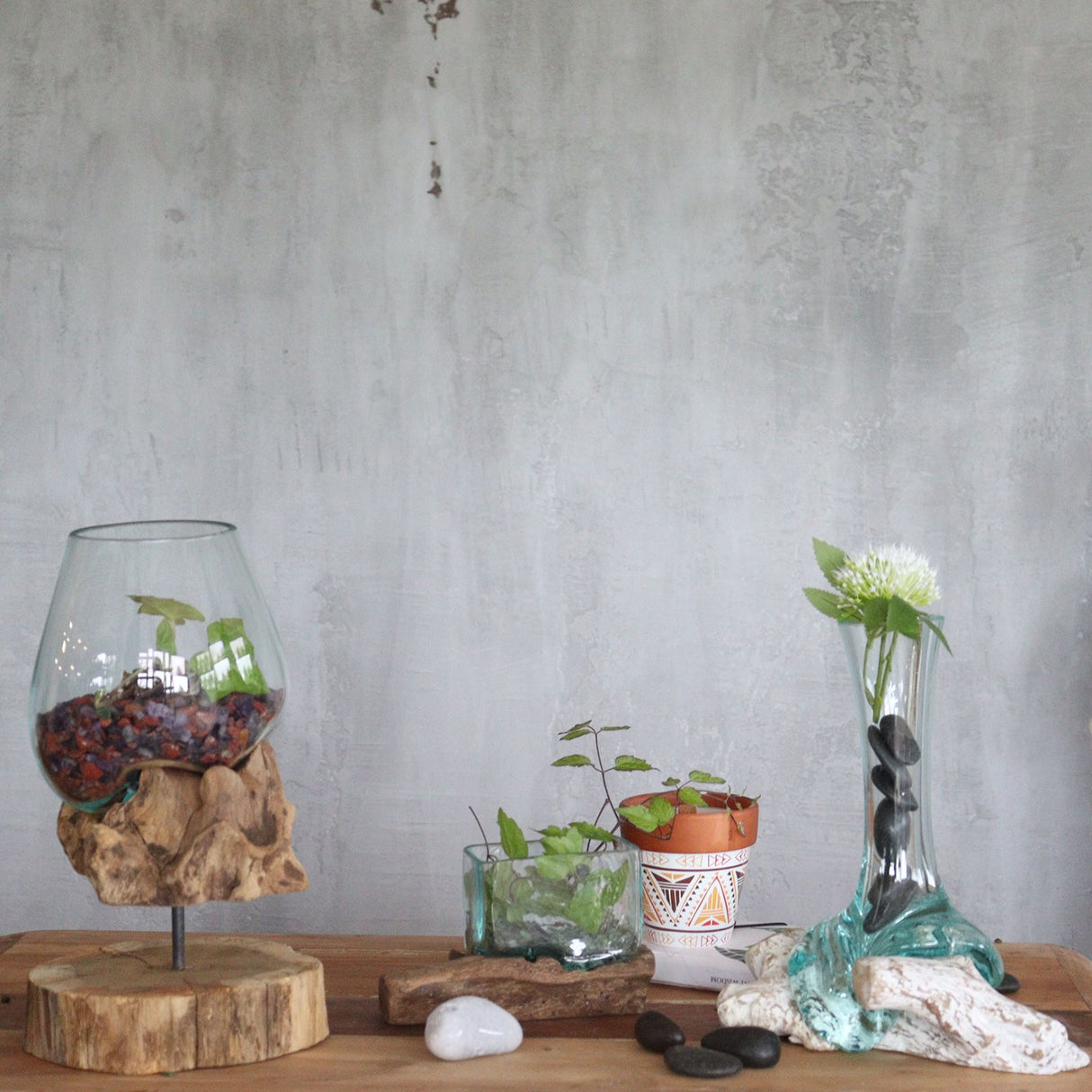 Vaso in vetro fuso su base in legno