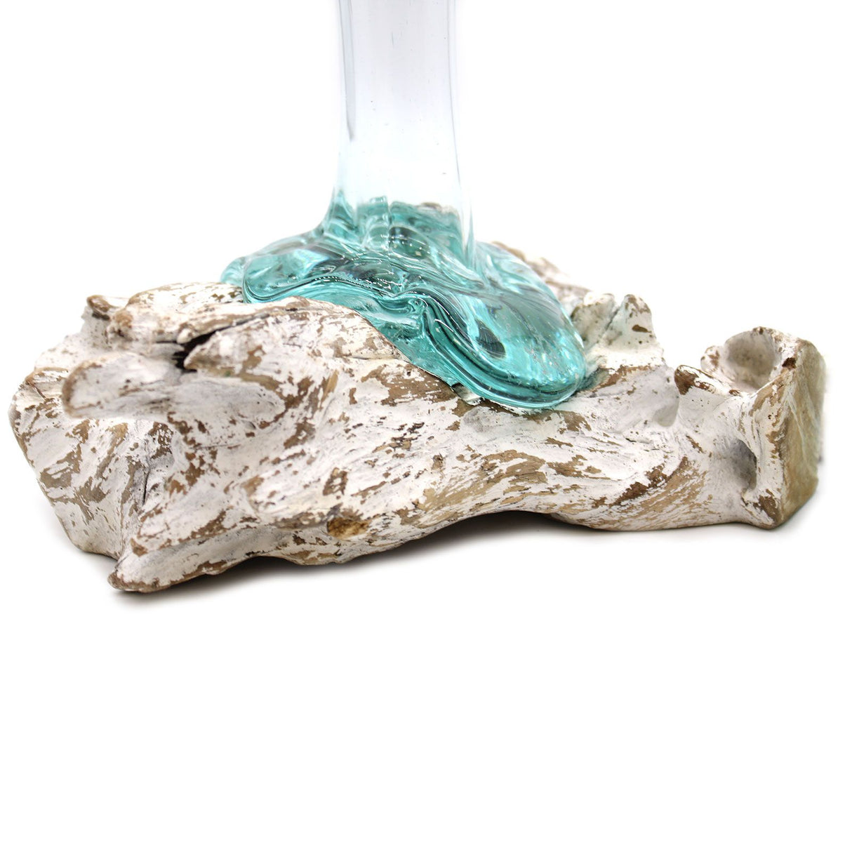 Gerecyclede gesmolten glazen vaas op houten voet