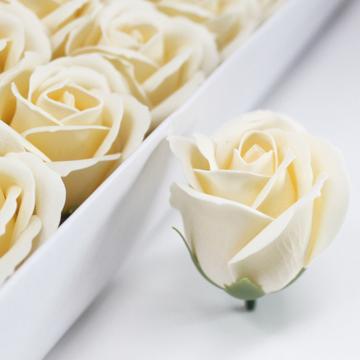 Savon artisanal fleurs moyen rose ivoire 10 pièces