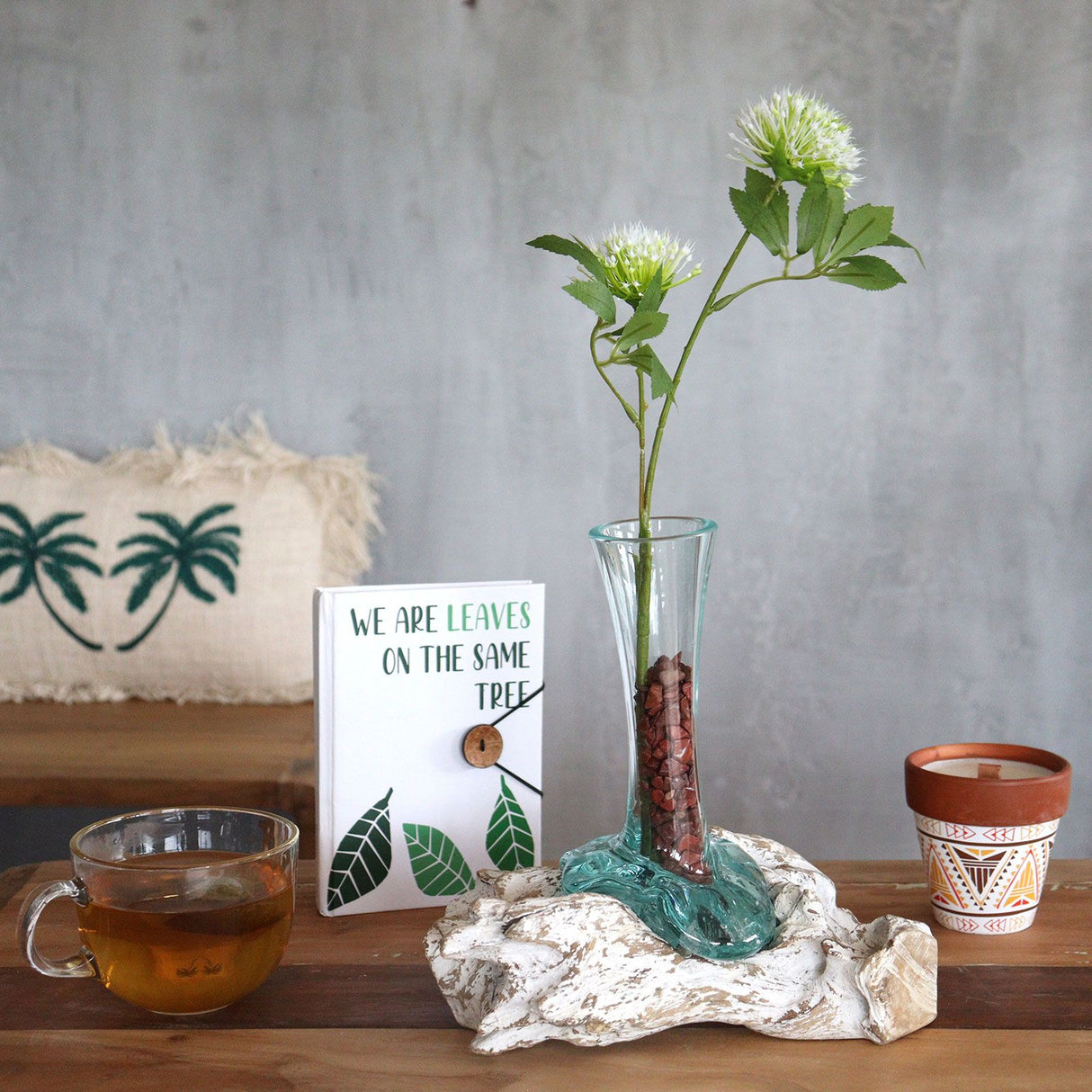 Gerecyclede gesmolten glazen vaas op houten voet