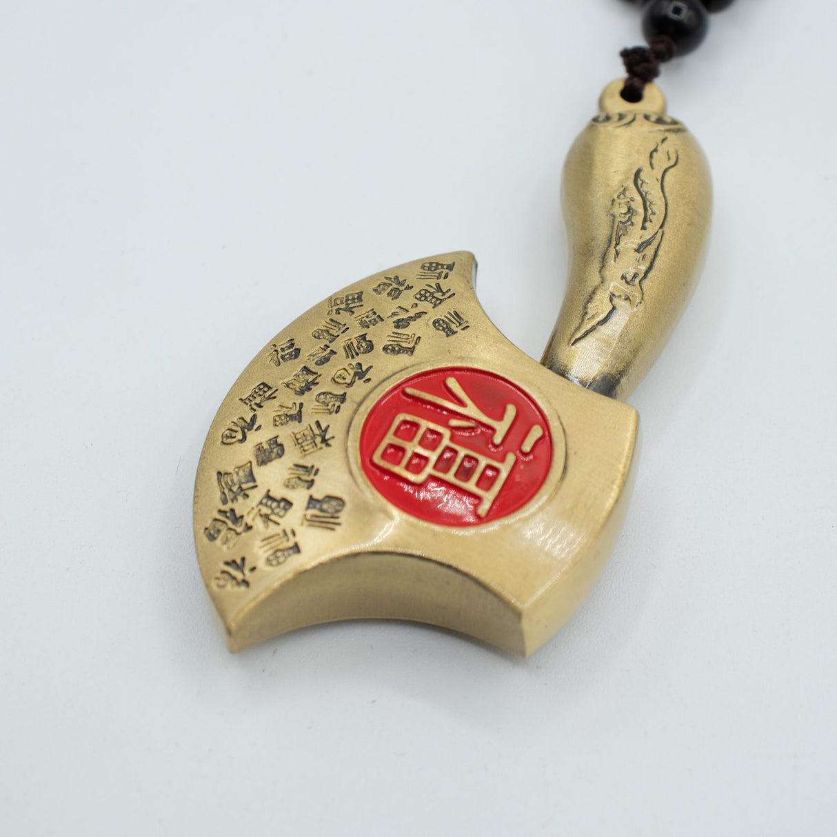 Suspension Feng Shui – Hache pour éloigner les obstacles