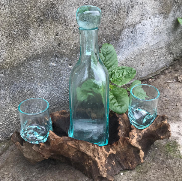 Juego de whisky de vidrio fundido sobre base de madera