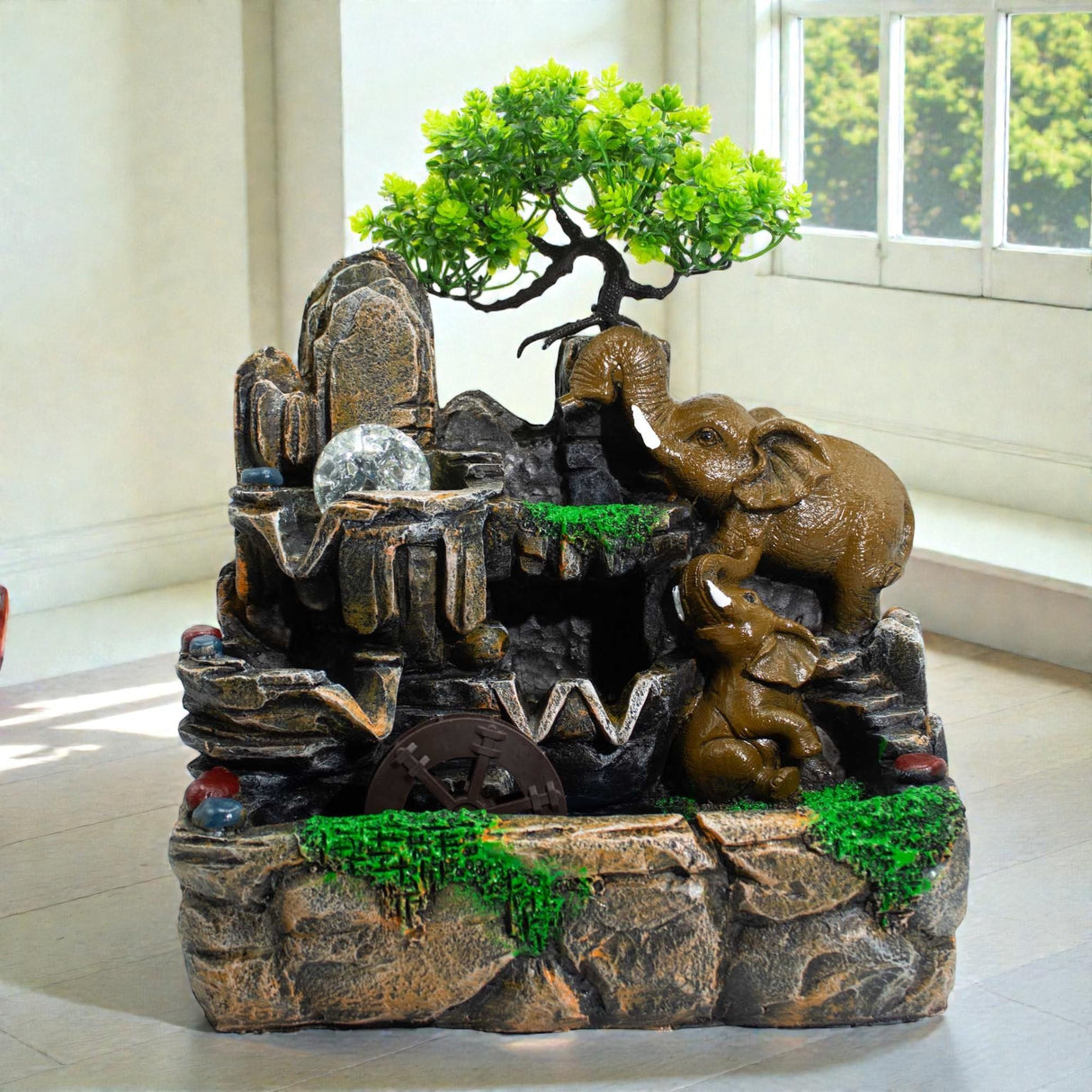 Fântână de masă „Elefanți îndrăgostiți” cu bilă de cristal, lumină și moară de apă (30x20x35cm)