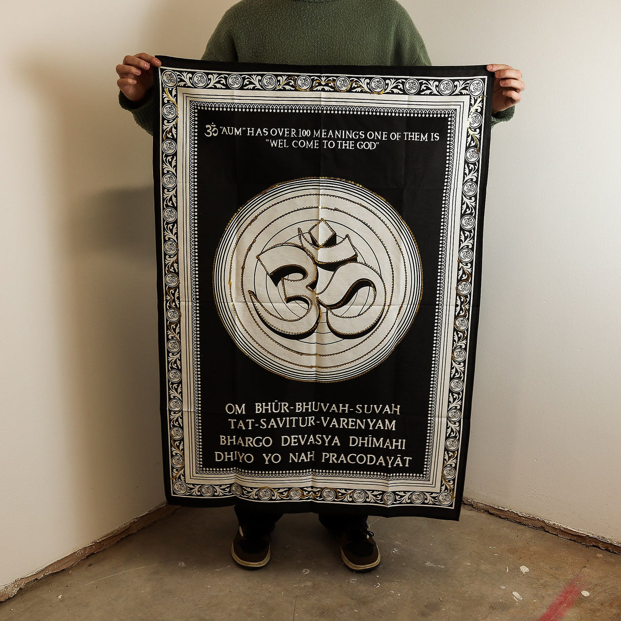 Bavlněné nástěnné umění (70x110 cm) – Om – Vítejte u Boha