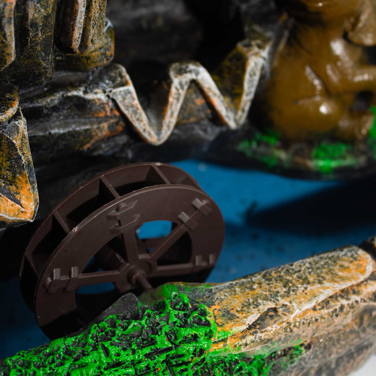 Stolná vodná fontána Slony v láske s krištáľovou guľou, svetlom a vodným mlynom (30x20x35cm)