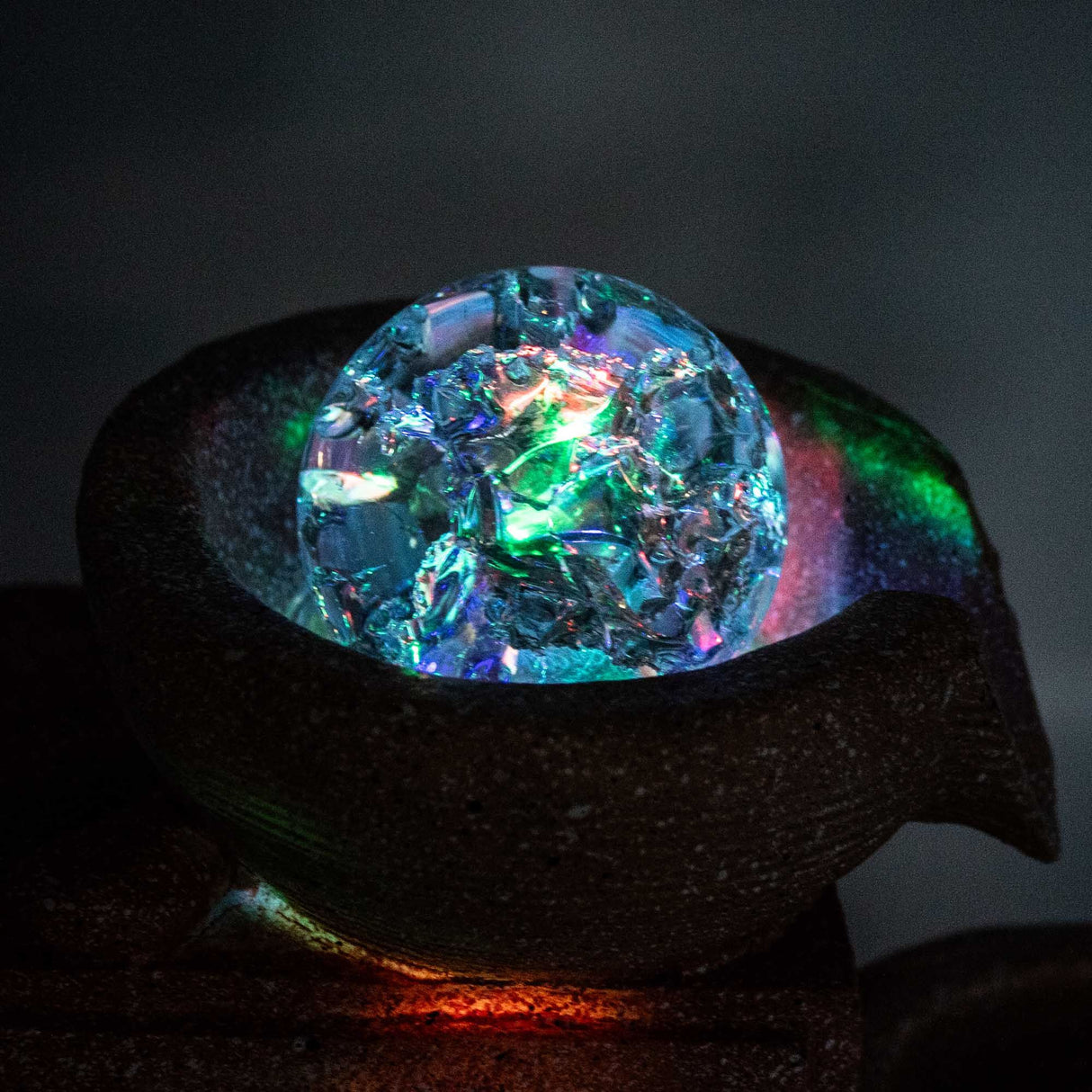 Stolná vodná fontána Slony v láske s krištáľovou guľou, svetlom a vodným mlynom (30x20x35cm)