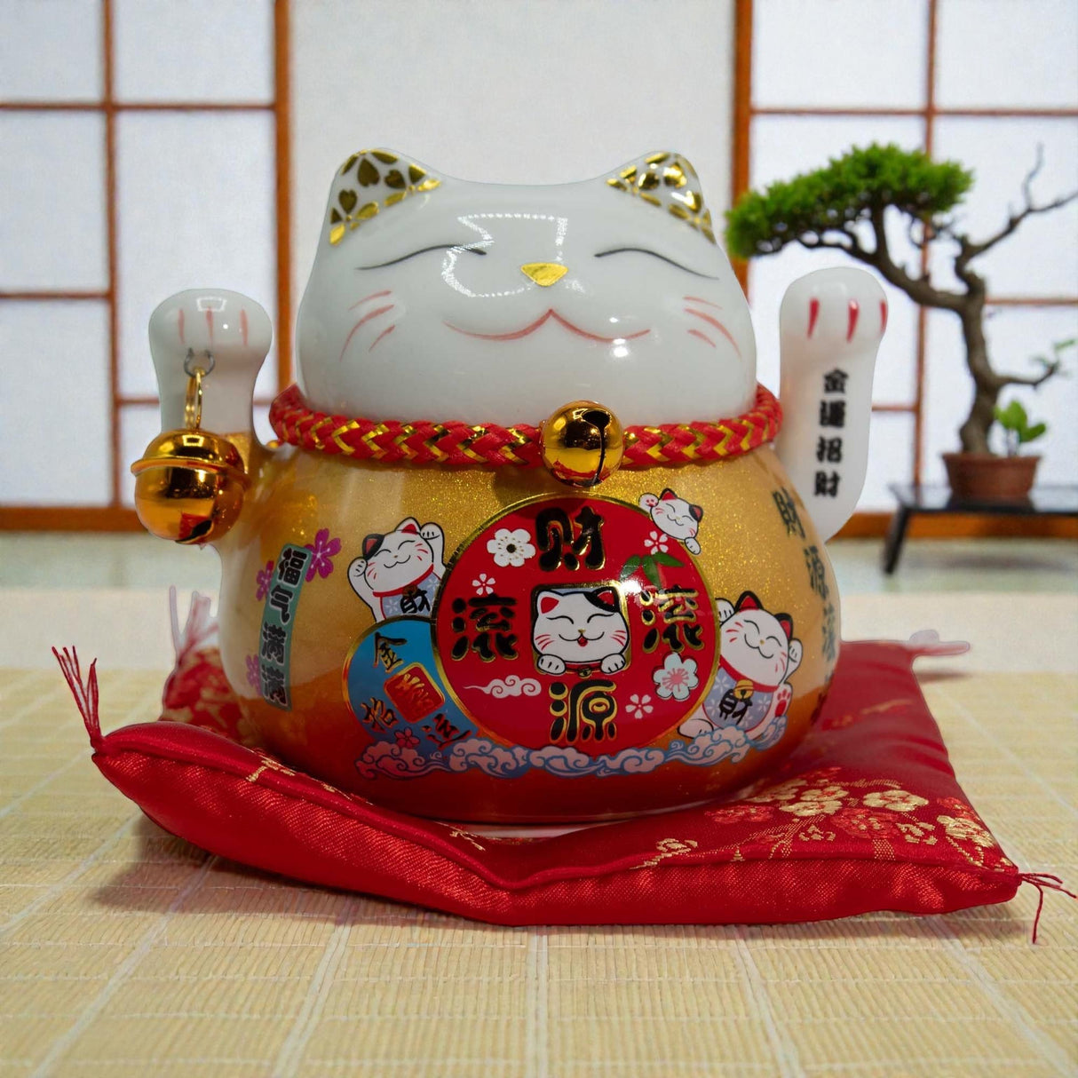 Keramická mačka na peniaze s pohyblivou rukou – zlatá na vankúši