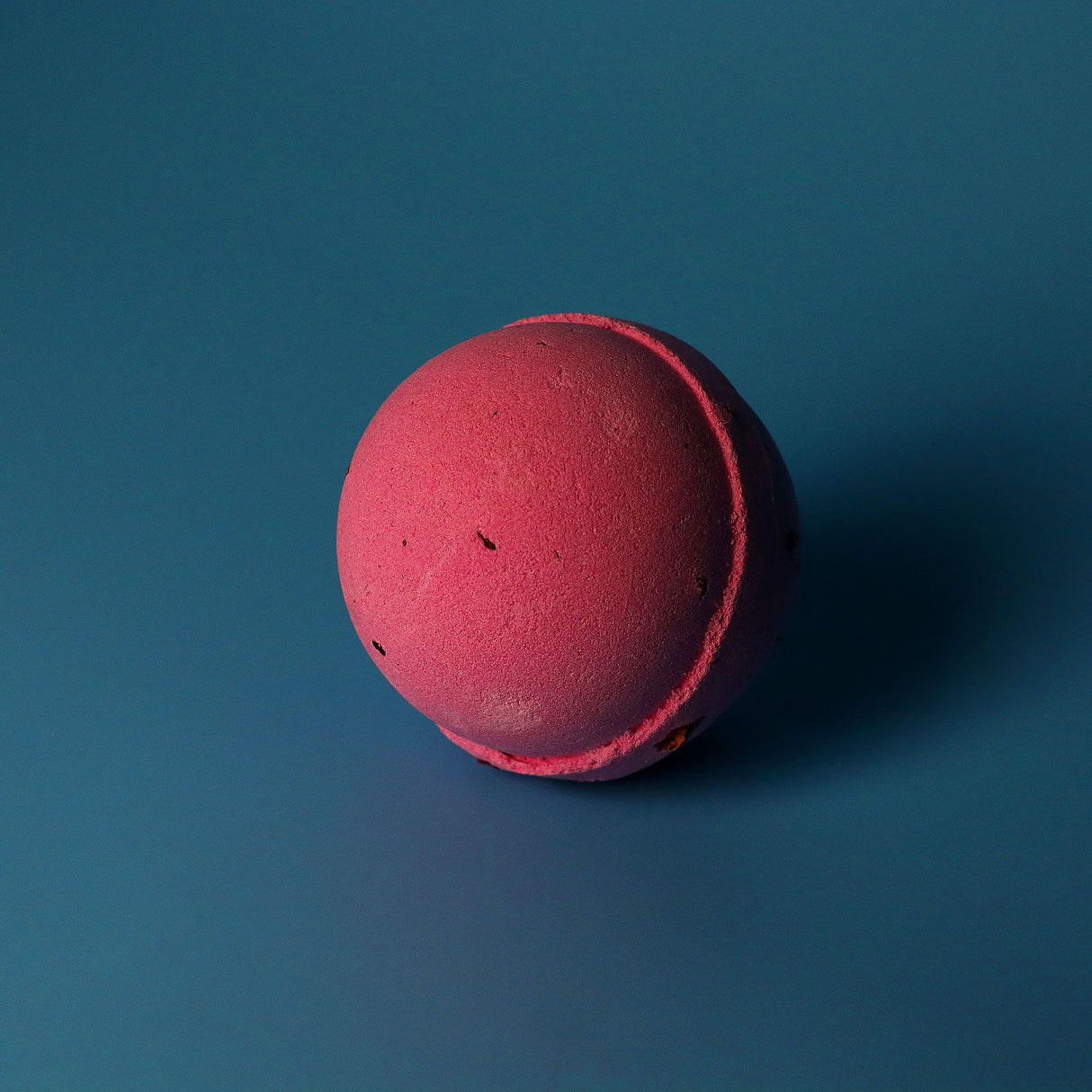 Růžová koupelová bomba s okvětními lístky a bambuckým máslem