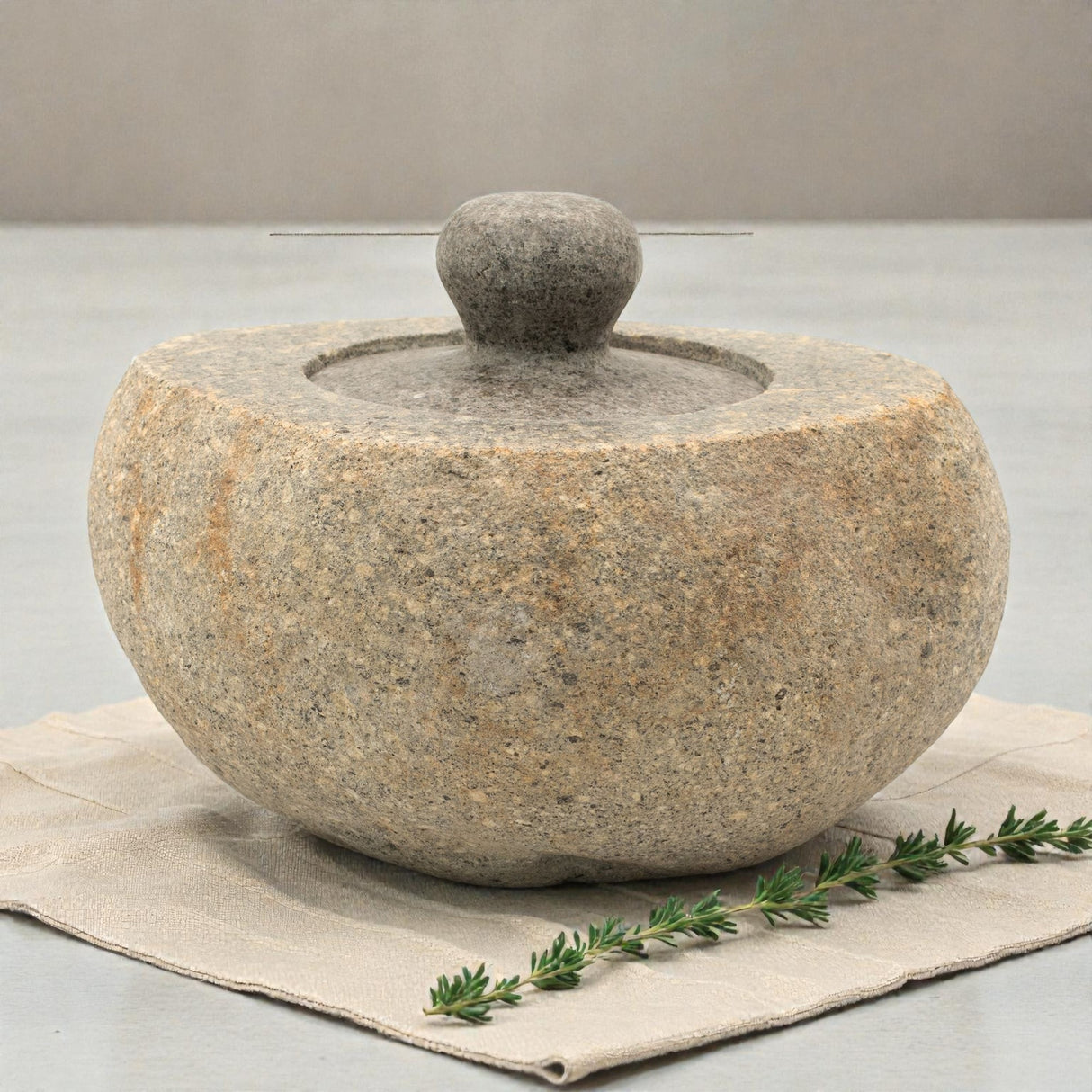 Голяма саксия за заземяване от естествен речен камък (около 15x12 см)