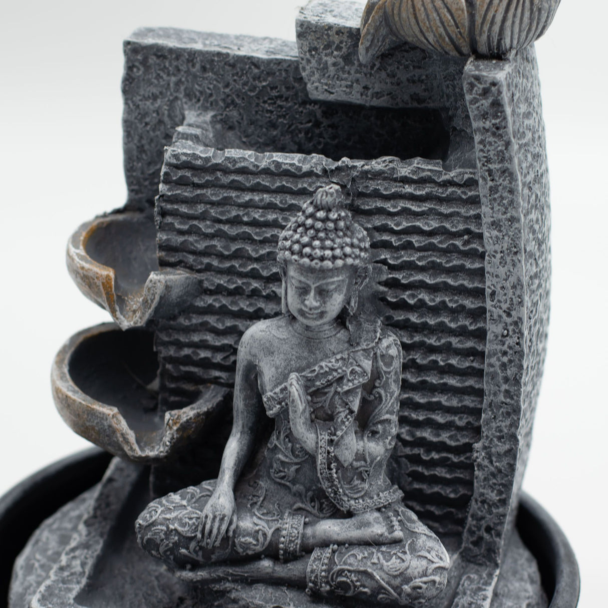 Bordvandfunktion – 19x19x28 cm – Buddha, lotusblomst med vandfalds-krukker
