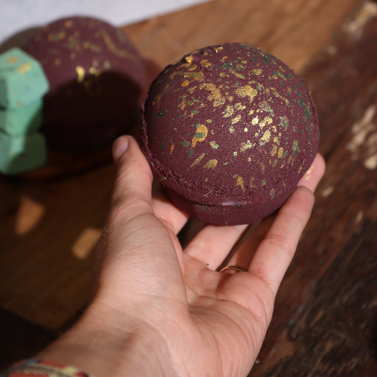 Dubai Bath Bomb - Emerald Oudh Truffle - SHAMTAM.COM