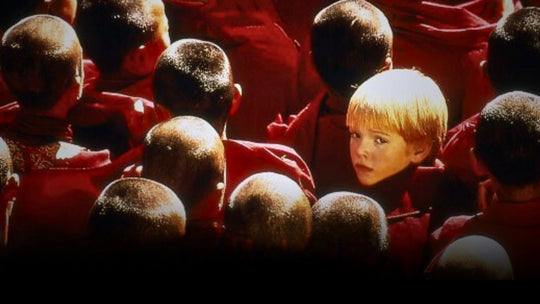 Imagen fija de la película El pequeño Buda que ilustra una enseñanza budista sobre la reencarnación y el despertar