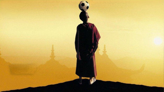 Fotograma de la película La copa en el que unos jóvenes monjes tibetanos compaginan la vida monástica con los placeres mundanos