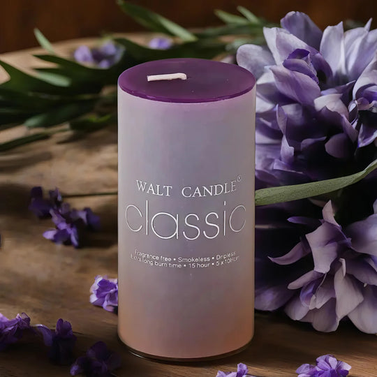 Una vela morada que brilla suavemente, vinculada en la magia con velas a una conciencia más profunda y a la meditación